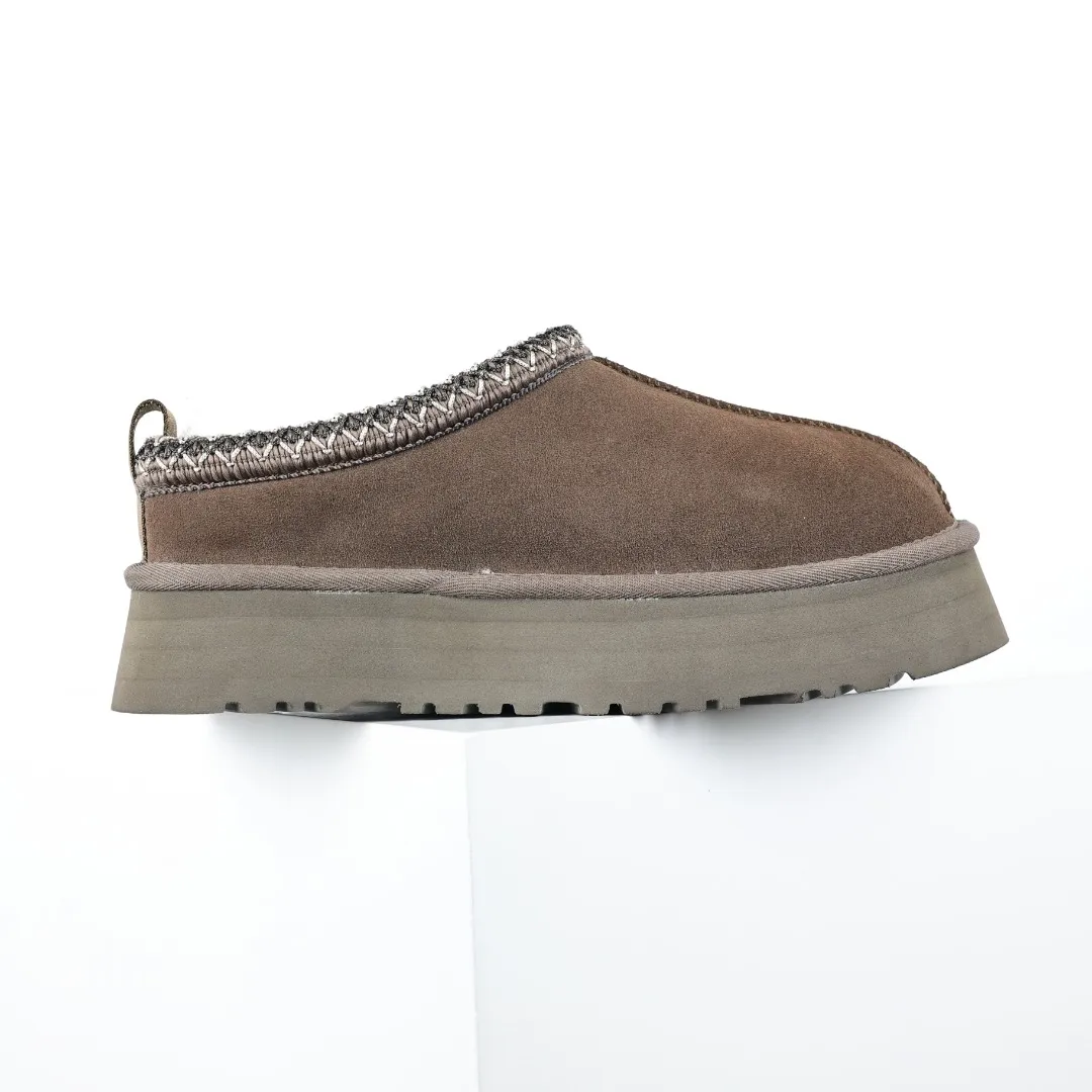 Copy price 💰560 Core recommendation of good price 5cm thick sole, independently developed original outsole, cashmere insole, keeping warm in winter, suitable for home use. In the new year, uug launched a style series, which is partially geared towards the preferences of young consumers. It has also moved to the forefront of fashion trends. Shoe body material, water-repellent coated suede upper, 17 mm UGGPURE™ implanted wool insole, lightweight non-slip and comfortable rubber outsole, with brand LOGO and trademark, with full package Size: 35 36 37 38 39 40